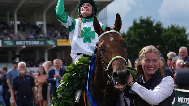Im vergangenen Jahr noch Derby-Sieger mit Jockette Nina Baltromei, beim Hansa-Preis in diesem Jahr nur Vierter: der Hengst Hochkönig. (Archivbild) 