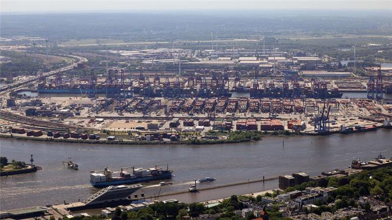 Umschlag des Hamburger Hafens ist gesunken Im vergangenen Jahr sind in Hamburg mehr Container als im Jahr 2023 umgeschlagen worden. (Archivbild)