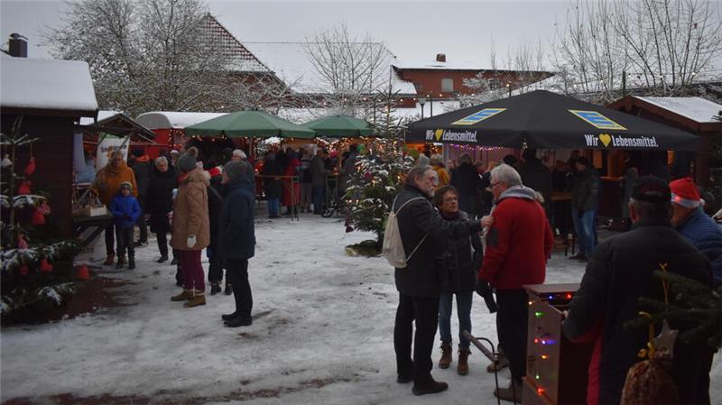 Neues Team freut sich auf muckeligen Adventsmarkt in Oldendorf Im vergangenen Jahr war das Budendorf an der Oldendorfer Kirche mit Schnee bedeckt.