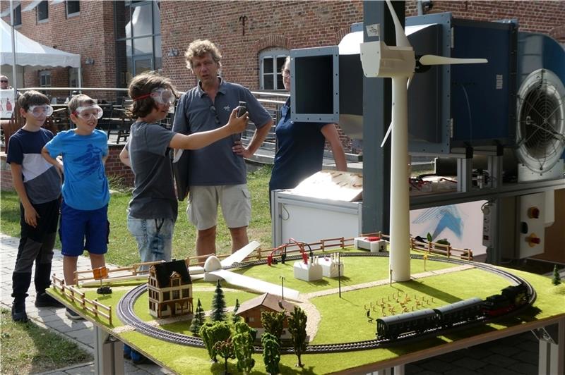 Im vergangenen Jahr war erstmals das DLR mit seinem Windkanal bei der Kinder-Uni in Freiburg. Foto: Petersen