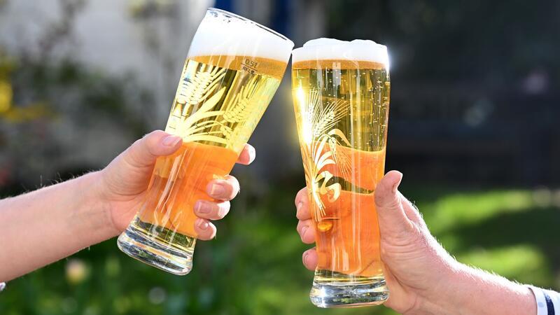Weniger Bier und zu viel Hopfen Im vergangenen Jahr wurden nach Angaben des Hopfenhändlers BarthHaas 188 Milliarden Liter Bier hergestellt.