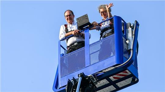 Im vergangenen Sommer ließ sich Bundesinnenminister Alexander Dobrindt (CSU) in Quedlinburg unter anderem zeigen, wie Ehrenamtliche des THW mit schwerem Gerät bei der Bergung von Menschen aus eingestürzten Gebäuden helfen können. (Archivbild)