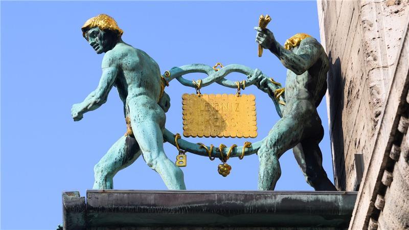 Im wahrsten Sinne des Wortes ein Aushängeschild: der Leibniz-Keks am Bahlsen-Stammhaus in Hannover. (Archivbild)