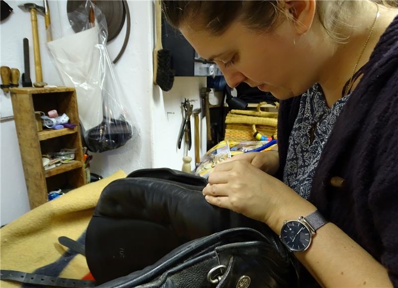 Im wahrsten Sinne des Wortes eine „pfriemelige“ Arbeit: Sonja Weidig arbeitet mit einem Pfriem an einem neu gefüllten Sattel. Fotos Lepél