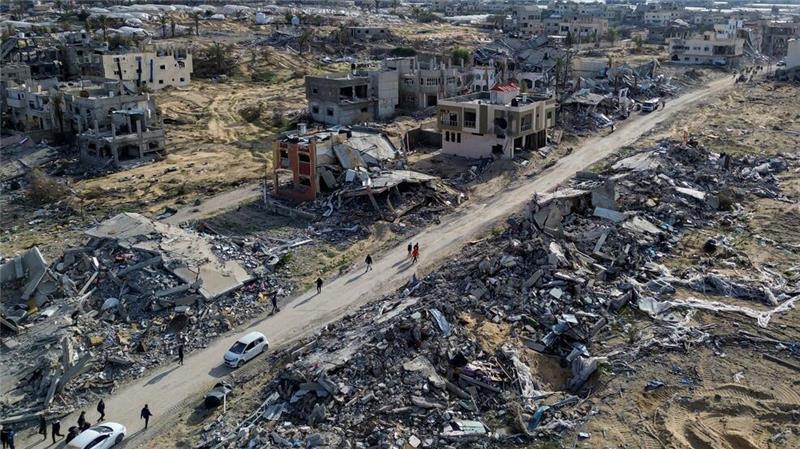 Im weitgehend verwüsteten Gazastreifen hat nach mehr als 15 Monaten Krieg eine Waffenruhe begonnen.  