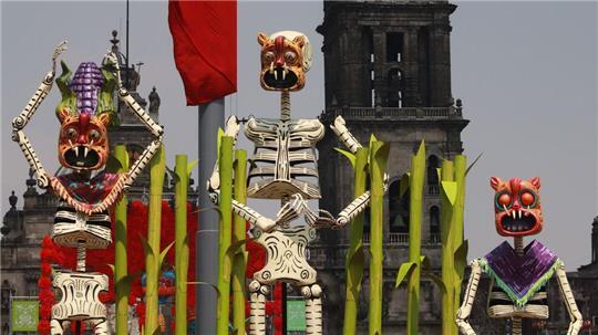 Im zentralen Platz von Mexiko-Stadt sind bis zu zehn Meter hohe Skeletten aus Pappe aufgestellt.