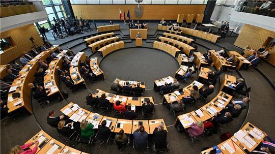 Im zweiten Anlauf hat der Thüringer Landtag am Samstag seine konstituierende Sitzung absolviert.