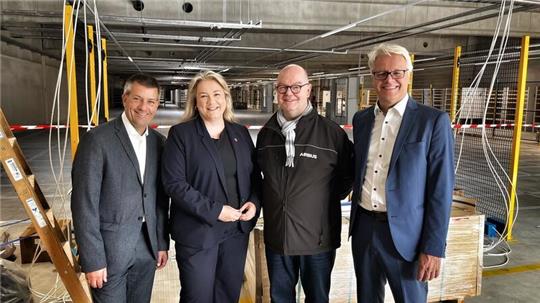 Im zweiten Stockwerk des neuen Materialwirtschaftszentrums (von links): Der Hamburger Airbus-Chef André Walter, die Landtagsabgeordnete Melanie Reinecke, der Stader Airbus-Standortleiter Jörg Schaupp und Projektleiter Klaus Fischer.