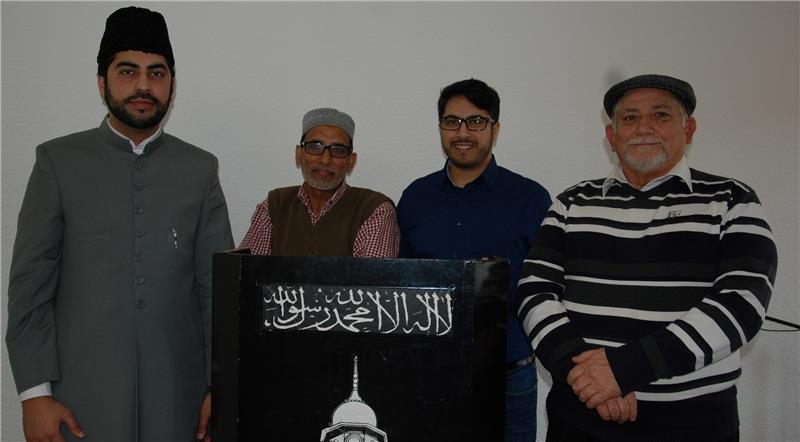Ahmadiyya-Gemeinde: Neuer Imam spricht über Frieden Imam Syed Salman Shah mit den Mitgliedern der Ahmadiyya-Gemeinde Buxtehude, Abdul und Ata Shakoor sowie Nasir Ahmed (von links). Foto Felsch