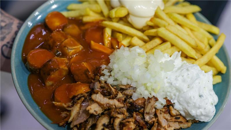 Kalorien-Exzess, Kater-Killer: Hype um den „Taxi-Teller“ Imbiss mit Gehalt: Currywurst (links), Pommes frites mit Mayonnaise (oben) und Gyrosfleisch mit Zwiebeln und Tzatziki.