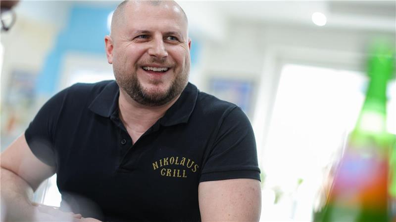 Kalorien-Exzess, Kater-Killer: Hype um den „Taxi-Teller“ Imbissbetreiber Stergios Angelou bietet den „Taxi-Teller“ schon länger an, hat aber in jüngster Zeit deutlich mehr Bestellungen.