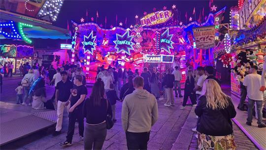 Imbissstände, Zuckerbäcker und Karussells sorgen während des Herbstmarkts für Abwechslung.