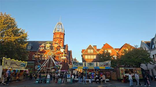 Imbissstände, Zuckerbäcker und Karussells sorgen während des Herbstmarkts für Abwechslung.