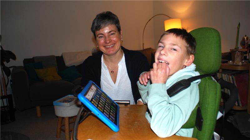 Imke Schröder mit Sohn Magnus - dank Talker-Tablet und Laufgerät kann der Zehnjährige aktiv am Familenleben in Ruschwedel teilhaben.