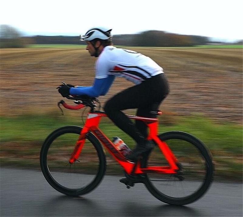 Ultracycling: Wie dieser Buxtehuder den Tod seines Kindes verarbeitet Immanuel Buchholz in voller Fahrt