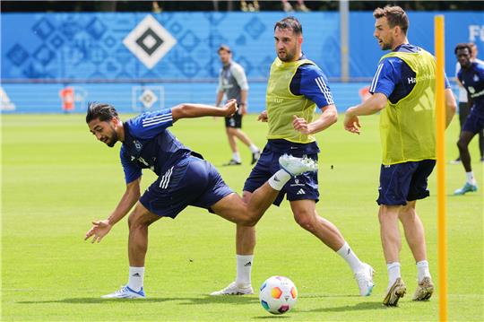 Immanuel Pherai (l-r), Levin Öztunali und Jonas Meffert in Aktion mit dem Ball. Der HSV traf im Trainingslager in Kitzbühel auf den tschechischen Club Viktoria Pilsen. Foto: Christian Charisius/dpa