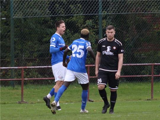 Immenbecks Nelson Eberstein (links) bejubelt seinen 1:0-Treffer kurz vor der Pause. Wiepenkathens Tjark-Tizian Wagner ist entsprechend enttäuscht. Foto: Bröhan