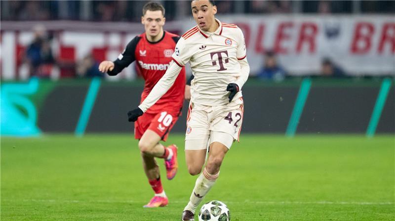 Immer ein Schritt voraus: Bayerns Jamal Musiala (r) war der klare Gewinner im Jungstar-Duell mit Leverkusens Florian Wirtz.