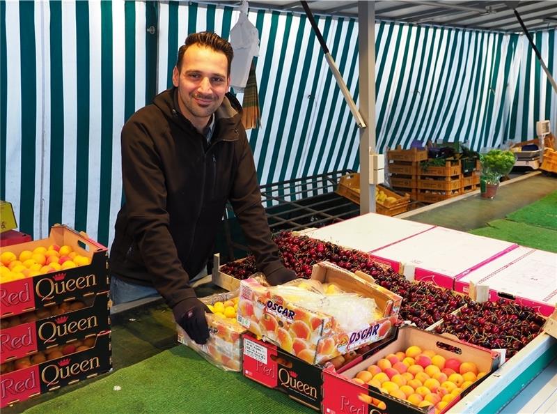 Immer einer der ersten beim Aufbau: Süleyman Gezer . Fotos: Martens