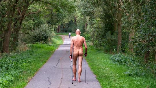 Immer geradeaus: Spaziergänger kommen dem nackten Mann aus Geestland an diesem Morgen im Sieverner Wald nur wenige entgegen.Foto: Scheschonka