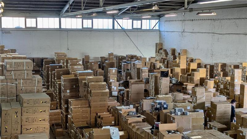 Immer mal wieder hebt der Zoll Lager mit großen Mengen an illegalen E-Zigaretten aus, hier ein Beispiel aus Neuss (NRW) Ende 2024. (Archivbild)