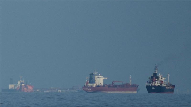 Immer mal wieder passieren Tanker die Straße von Hormus.