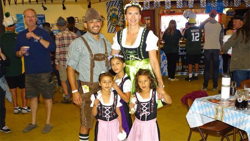 Immer mehr Amerikaner kommen in Trachten zum Fest am Big Bear Lake.
