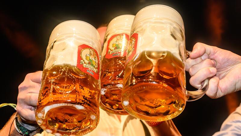Wie lange hält sich eigentlich Bier? Immer mehr Brauer leiden nach eigener Einschätzung unter stark gestiegenen Kosten und einer angespannten Lage in der Gastronomie.