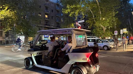 Immer mehr Golfcarts mit Touristen verstopfen Roms Straßen.