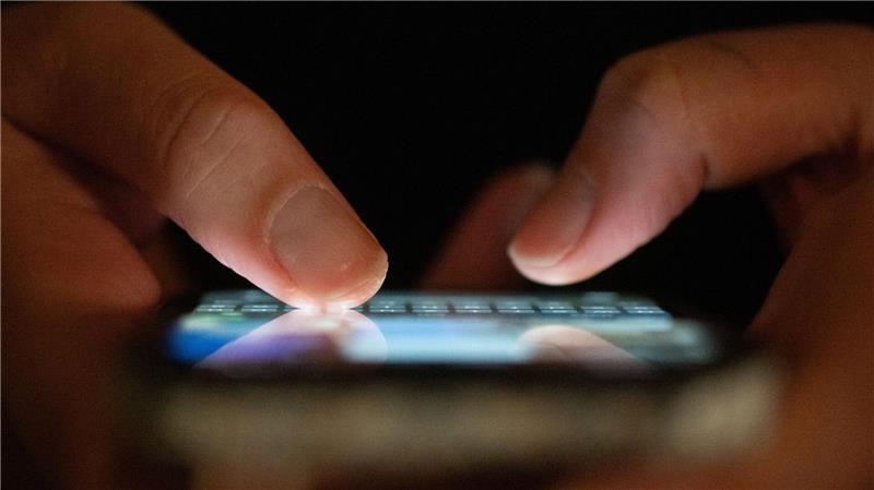 Immer mehr Menschen verlassen sich online auf zweifelhafte Inhalte – der Verfassungsschutz nimmt das genauer in den Blick. (Symbolbild)