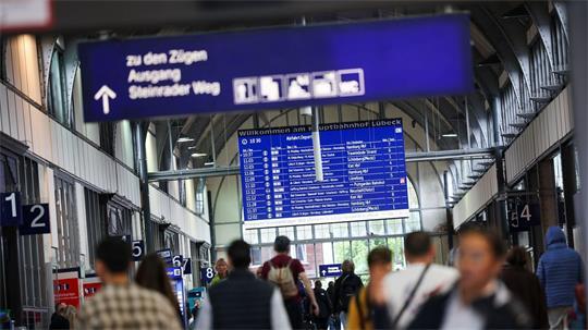 Immer mehr Norddeutsche fahren mit dem Jobticket. (Symbolbild)