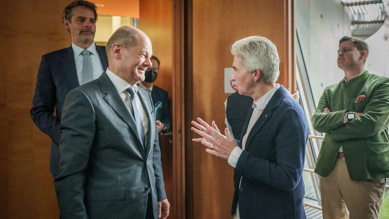 Taurus-Flugkörper an Kiew: Druck auf Scholz wächst Immer mehr Politikerinnen und Politiker, darunter auch Marie-Agnes Strack-Zimmermann (vorne r, FDP) fordern die Lieferung von Taurus-Flugkörpern an die Ukraine. Der Druck auf Bundeskanzler Olaf Scholz (l, SPD) wächst (Archivbild).
