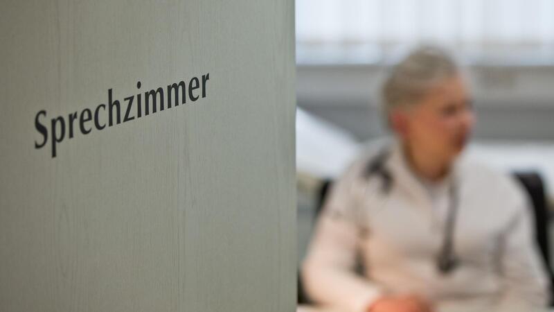 Sprechzimmer» ist auf einer Tür am 04.03.2015 in einer Hausarztpraxis in Nürnberg (Bayern) zu lesen.