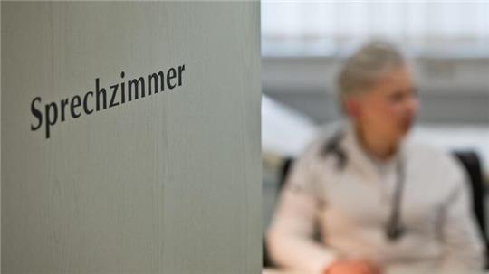 Sprechzimmer» ist auf einer Tür am 04.03.2015 in einer Hausarztpraxis in Nürnberg (Bayern) zu lesen.