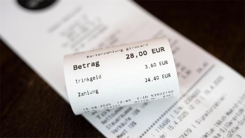 Verbraucherschützer monieren Tricks bei Trinkgeld per Karte Immer mehr zahlen mit Karte - auch das Trinkgeld. (Symbolbild)