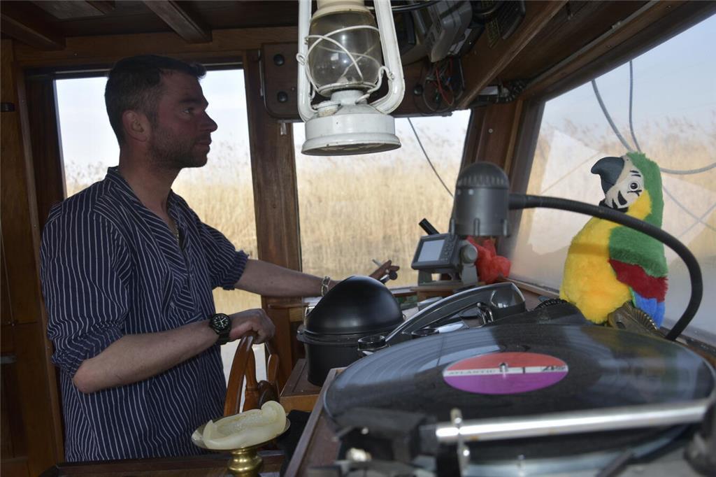 Immer mit dabei: Der Papagei und der Plattenspieler.