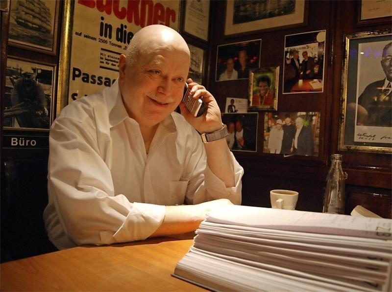 Immer mit einem verschmitzten Lachen. Hamburgs Labskaus-König und Old Commercial Chef Reinhard „Butsche“ Rauch (68) an seinem „captains table“.  Fotos M. Stephan