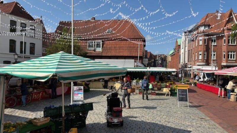 Immer mittwochs und sonnabends, jeweils von 8 bis 13 Uhr, ist in auf dem Petri-Platz in Buxtehude Markttag.