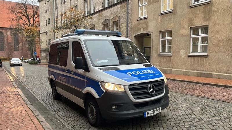 Clan-Prozess: Zeuge sagt trotz Sorge um Familie aus – Befangenheitsanträge Immer noch hohe Polizeipräsenz wegen des Prozesses im Clanmilieu.