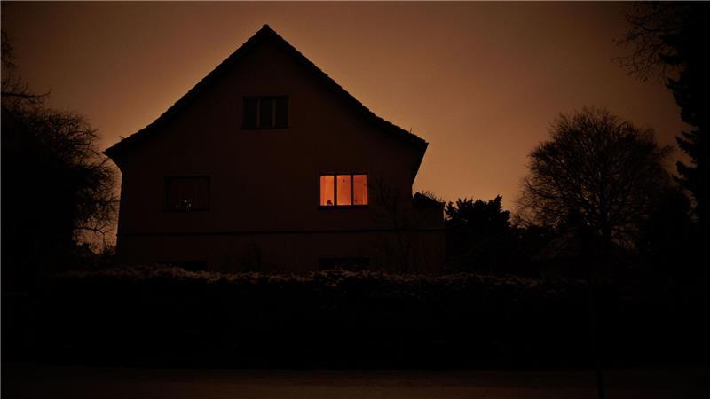 Immer noch ist Stromausfall im Südwestern Berlins und Kerzenschein erhellt ein Zimmer in einem Haus.