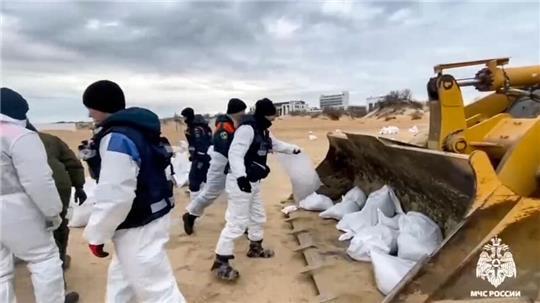 Immer noch sind Tausende Freiwillige mit der Reinigung von Stränden beschäftigt, weil fortdauernd neues Schweröl in Russland an die Küsten gespült wird. (Archvibild)