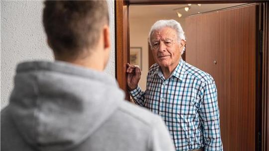 Ein angeblicher Handwerker unterbreitet dem Senior an der Haustür ein unschlagbar günstiges Angebot.