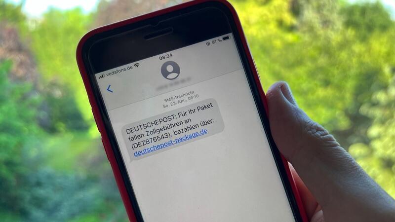 Phishing-SMS auch im Kreis Stade im Umlauf – Das sind die Tricks der Betrüger Immer öfter versuchen Betrüger, Verbraucher mit angeblichen SMS vom Zoll zu täuschen.Foto: Wolf von Dewitz/dpa