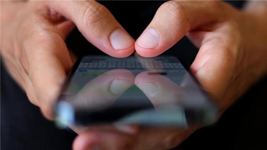 Immer öfter versuchen Betrüger, Verbraucher mit angeblichen SMS vom Zoll zu täuschen.