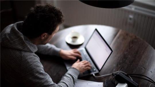 Immer online und immer erreichbar: Die Deutschen verbringen laut einer Studie der Postbank durchschnittlich 71 Stunden pro Woche im Internet.