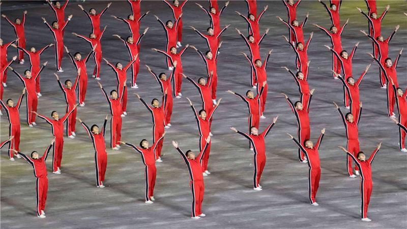 Immer schön gleichförmig: Teilnehmer bei den Feierlichkeiten zum 80. Jahrestag der Gründung der regierenden Arbeiterpartei zeigen eine Choreographie im nordkoreanischen Pjöngjang.
