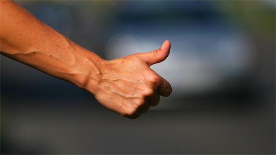 Immer weniger Menschen reisen per Anhalter. (Symbolbild)