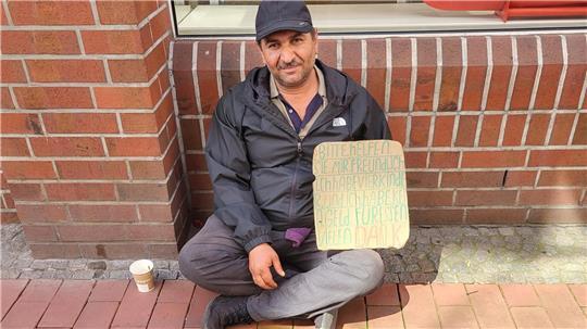 Immer wenn in Nordenham Wochenmarkt ist - dienstags und freitags - sitzt Petru Pascu neun Stunden in der Innenstadt und erbittet von Passanten Geld für seine Kinder in Rumänien.