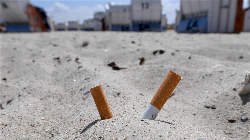 Immer wieder bleiben Zigarettenkippen an den Stränden in Schleswig-Holstein zurück. Auf der Insel Föhr gibt es mancherorts rauchfreie Zonen am Strand. (Archivbild)