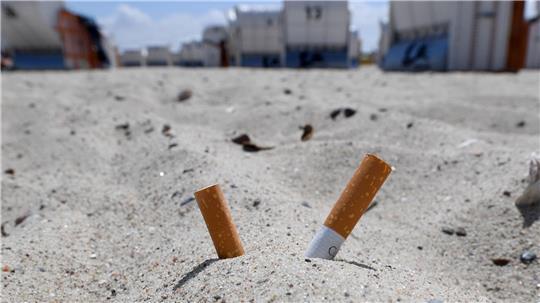 Immer wieder bleiben Zigarettenkippen an den Stränden in Schleswig-Holstein zurück. Auf der Insel Föhr gibt es mancherorts rauchfreie Zonen am Strand. (Archivbild)